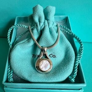 🌸🌸 Authentic Tiffany & Co. RARE Mother of Pearl Round Necklace